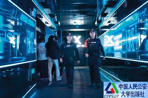 按住Ctrl键+鼠标滚轮缩放