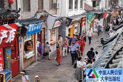 按住Ctrl键+鼠标滚轮缩放