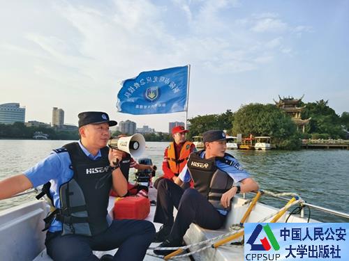 按住Ctrl键+鼠标滚轮缩放