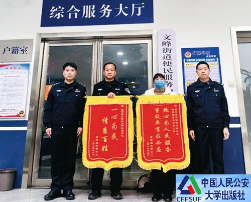 按住Ctrl键+鼠标滚轮缩放