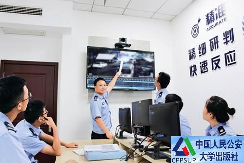 按住Ctrl键+鼠标滚轮缩放